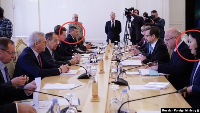 Saltanat Sakembajeva (napred, desno) i Andrej Rudenko sede za istim stolom tokom sastanka tadašnjeg generalnog sekretara OEBS-a Tomasa Gremingera i ruskog ministra spoljnih poslova Sergeja Lavrova 24. aprila 2019. Izvor: Ministarstvo spoljnih poslova Rusije