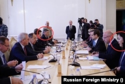 Saltanat Sakembaeva (në anën e djathtë të forografisë) dhe Andrei Rudenko, të ulur në të njëjtën tavolinë gjatë takimit mes sekretarit të Përgjithshëm të OSBE-së, Thomas Greminger, dhe ministrit të Jashtëm rus, Sergei Lavrov më 24 prill 2019.
