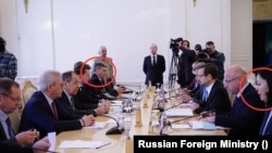 Saltanat Sakembaeva și Andrei Rudenko la aceeași masă, dar de părți diferite, cu ocazia întâlnirii dintre secretarul general OSCE Thomas Greminger și ministrul rus de externe Serghei Lavrov, în aprilie 2019.