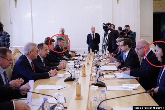 Saltanat Sakembaeva (në anën e djathtë të forografisë) dhe Andrei Rudenko, të ulur në të njëjtën tavolinë gjatë takimit mes sekretarit të Përgjithshëm të OSBE-së, Thomas Greminger, dhe ministrit të Jashtëm rus, Sergei Lavrov më 24 prill 2019.