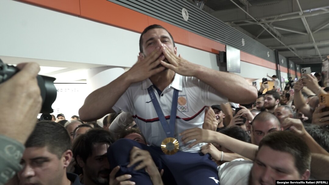 Болельщики чествуют двукратного олимпийского чемпиона Лашу Бекаури в Тбилисском аэропорту