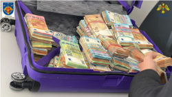 Valiză cu 550.000 de euro cash găsită asupra unui bărbat care a vrut să intre din România în Republica Moldova, pe 5 octombrie 2023.