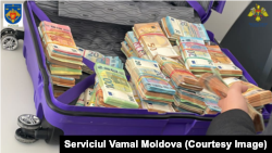 Valiza plină cu bani cash, cu care suspectul a vrut să intre în Republica Moldova prin Vama Sculeni (județul Iași/raionul Sculeni).