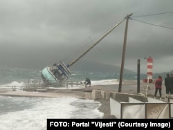 Një anije e përmbysur në bregdetin e Malit të Zi, pas një stuhie të fuqishme që e goditi vendin më 3 nëntor 2023.