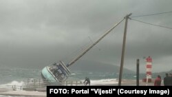 Nasukana jedrilica u Tivtu, posljedica orkanskog južnog vjetra 