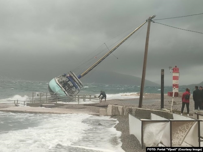 Një anije e përmbysur në bregdetin e Malit të Zi, pas një stuhie të fuqishme që e goditi vendin më 3 nëntor 2023.
