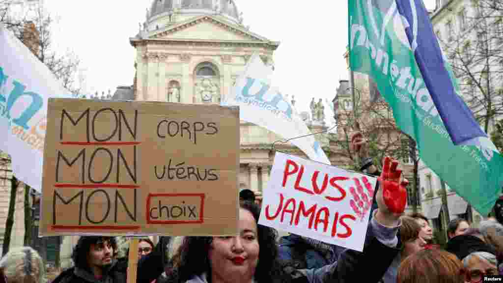Az abortuszhoz való jog szélesebb körben elfogadott Franciaországban, mint az Egyesült Államokban és sok más országban: a felmérések szerint a franciák mintegy nyolcvan százaléka támogatja. A február 28-án készült képen egy aktivista Az én testem, az én méhem, az én választásom&nbsp;és Soha többé&nbsp;feliratú plakátot tart&nbsp;Párizsban, a Place de la Sorbonne-on a törvényjavaslat tárgyalása idején