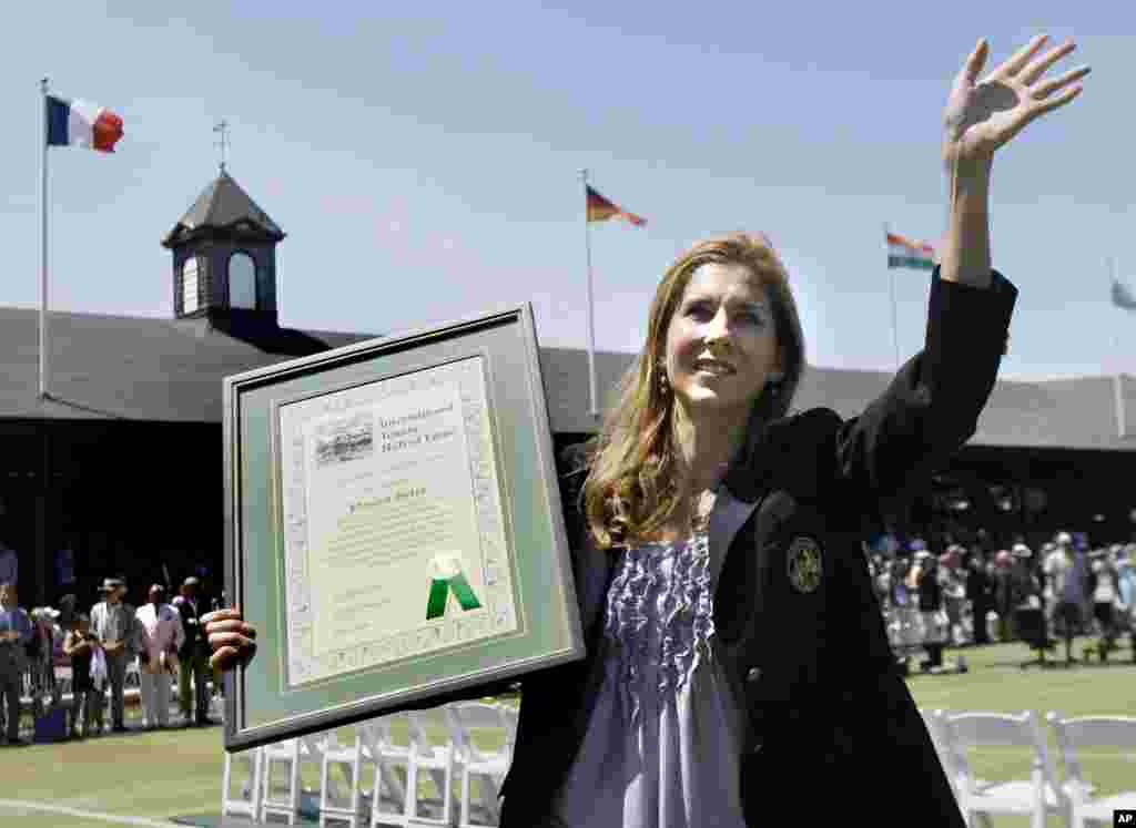 Monika Seleš maše fanovima i novinarima nakon što je službeno ustoličena u tenisku Kuću slavnih u Newportu, SAD, 11. juli 2009. godine.