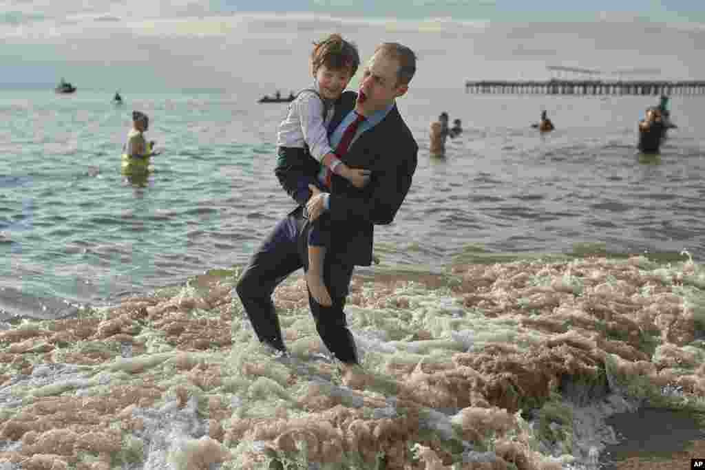 Ulazak u hladnu vodu na prvi dan 2024. godine u New Yorku, Sjedinjene Države.