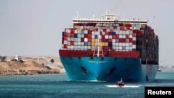 O navă de transport, trecând prin Canalul Suez