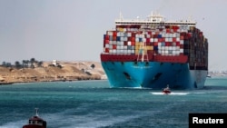 Teretni brod koji prevozi kontejnersku robu u Sueckom kanalu, 15.februara 2022.godine Foto: Reuters/Mohamad Abdel Ghany
