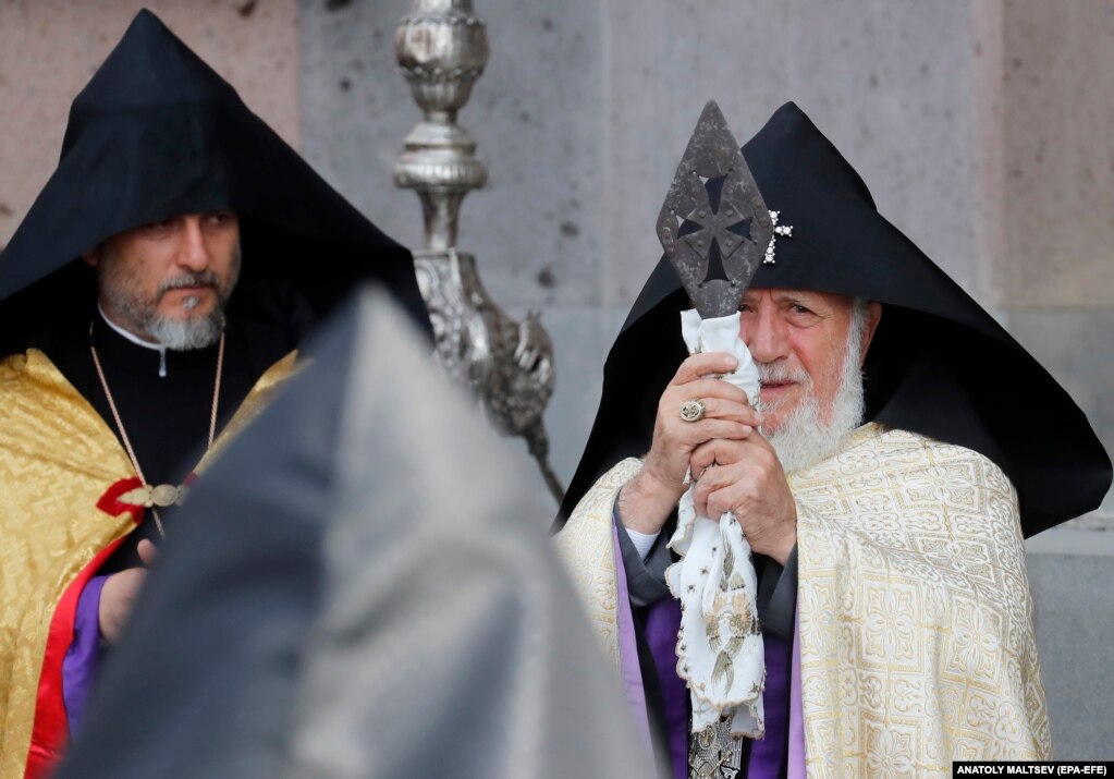 Il Patriarca Supremo e Catholicos di tutti gli Armeni Garegin II (a destra) guida le preghiere.  Il ministro della Sanità armeno Anahit Avanesian ha detto che alcune persone, compresi gli anziani, sono morte durante il viaggio verso l'Armenia perché erano "esauste a causa della malnutrizione, lasciate senza nemmeno prendere medicine con loro, e sono state in viaggio per più di 40 ore". ” 