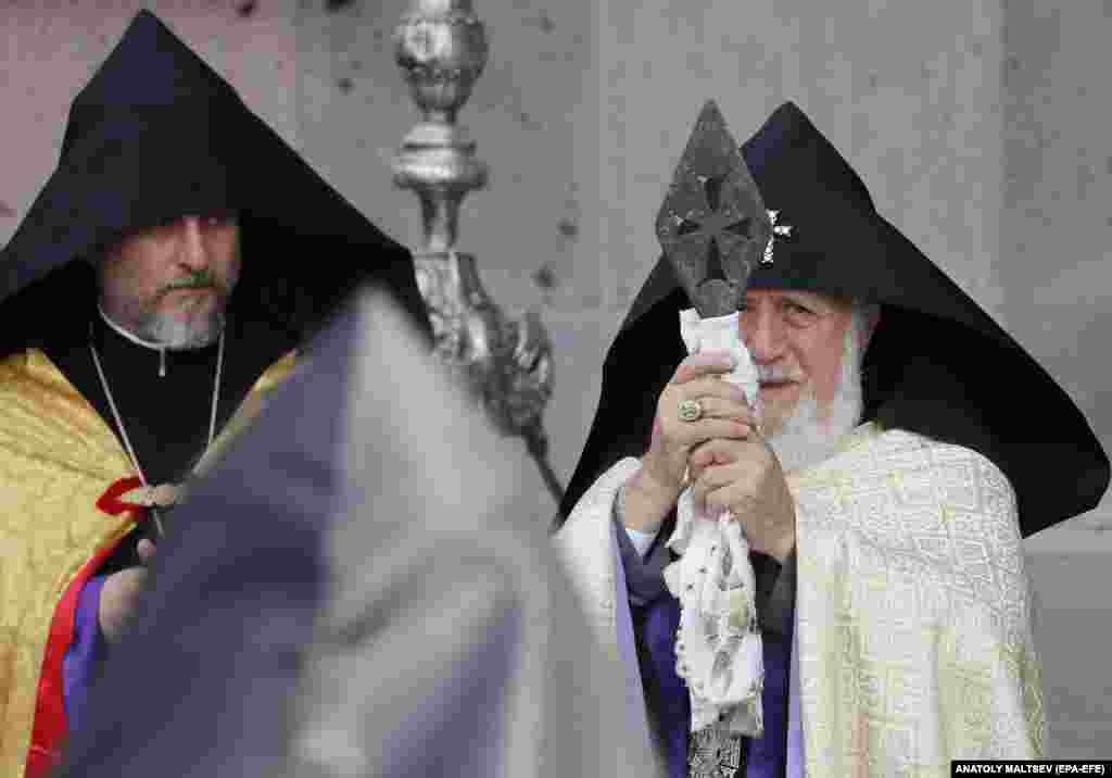 Supreme Patriarch and Catholicos of All Armenians Garegin II (right) leads the prayers. Armenian Health Minister Anahit Avanesian said some people, including older adults, had died while on the road to Armenia as they were &ldquo;exhausted due to malnutrition, left without even taking medicine with them, and were on the road for more than 40 hours.&rdquo;&nbsp;