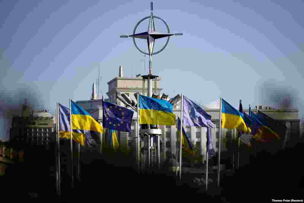 Флаги Украины и ЕС развеваются в центре Киева во время встречи министров иностранных дел, 2 октября. Многие украинцы, не участвующие непосредственно в войне, по-прежнему активно поддерживают Вооружённые силы. По данным фонда &laquo;Демократические инициативы&raquo;, около 68 процентов помогают армии или людям, пострадавшим от войны, занимаются волонтёрством или делают пожертвования. В декабре этот показатель составлял 61 процент. Другое исследование, проведённое социологической организацией &laquo;Рейтинговая группа&raquo;, показало, что примерно столько же человек сообщили, что член семьи или кто-то из друзей и знакомых либо воевал, либо в настоящее время участвует в войне