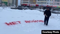 Иван Жижневский у надписи "Нет войне" в Кирове, 9 декабря 2023 года 