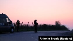 Полицията работи на контролно-пропускателен пункт след стрелба в село Дубона, община Младеновац, Сърбия, 5 май 2023 г.