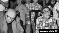 După Revoluție, Monica Lovinescu și Virgil Ierunca au venit de mai multe ori în România. În fotografie sunt surprinși la o lansare de carte la București, pe 9 septembrie 1993.