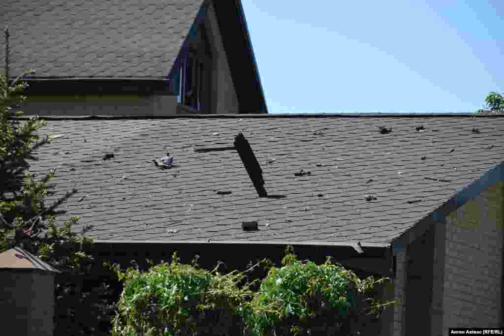 Уламок стирчить в дахові будівлі, що неподалік місця прильоту російської ракети. Харків, 10 травня 2024 року
