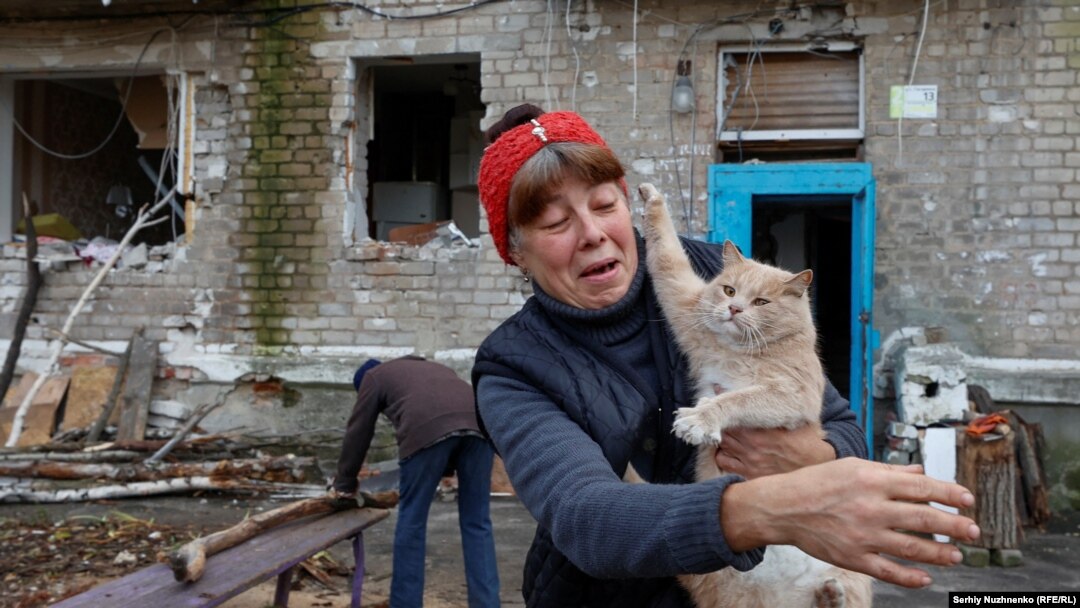 Localnică din Avdiivka. În orășelul devastat au rămas în special bătrânii și bolnavii care stau cea mai mare parte a timpului în subsoluri și care supraviețuiesc cu ajutorul convoaielor speciale de provizii. 