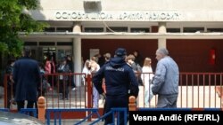 Policija ispred Osnovne škole "Drinka Pavolović"