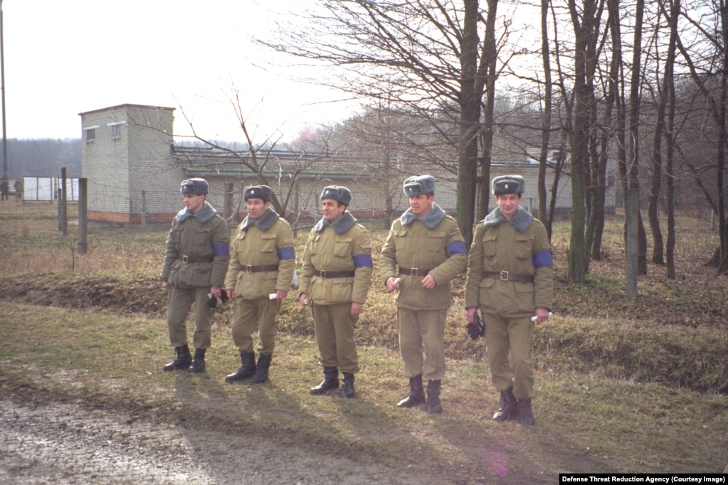 Ushtarë ukrainas gjatë “vizitës së një ekipi inspektues” në një vend të prodhimit të armëve të shkatërrimit në masë, më 1995.