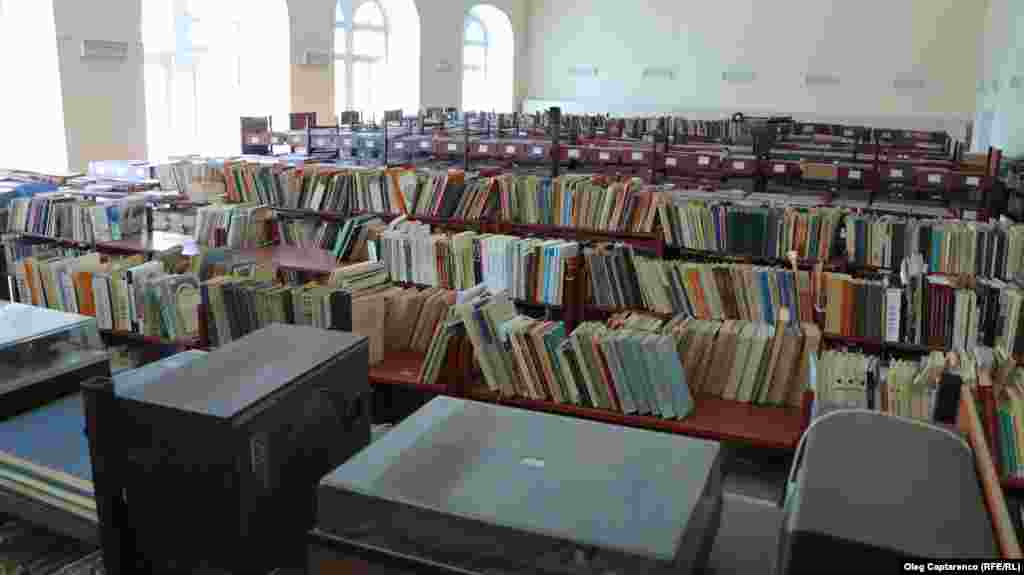 Audiovideoteca bibliotecii pune la dispoziție vizitatorilor o colecție din aproximativ 25.000 de discuri de vinil vechi.