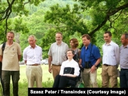 Tibor Hartel (în stânga), alături de regele Charles al III-lea, cu ocazia lansării de către acesta a platformei Arbori remarcabili. În centrul fotografiei sunt biologul Barbara Knowles (în cărucior cu rotile) și Sir Charles Burrell (în cămașă albastră) doi din promotorii proiectului.