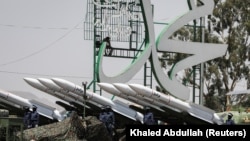 იემენში ჰუთის მომხრეთა არმიის აღლუმი, რომელიც დედაქალაქ სააას აღებას მიეძღვნა. 2023 წლის სექტემბერი. (არქივი)