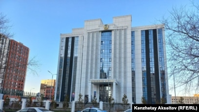 Легинстер мен өкшелі аяқ киімдегі порно фото