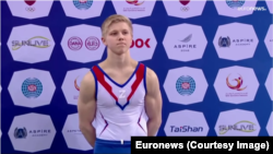 Росіянин Іван Куляк вийшов на п'єдестал кубку світу з гімнастики у спортивній формі, на якій була літера «Z». Доха, Катар, березень 2022
