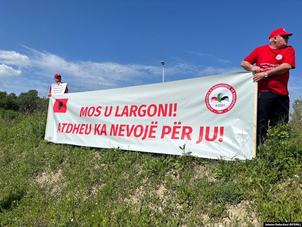 Prvog maja je u Tirani održano nekoliko protesta. Na jednom od njih, grupa ljudi okupila se na putu koji povezuje Tiranu sa aerodromom Rinas. Na ovom protestu upućen je poziv mladima da se bore za svoja prava na poslu i da ne napuštaju Albaniju, 1. maja 2024.