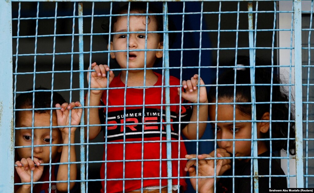 Fëmijët palestinezë, të cilët u larguan nga shtëpia e tyre mes sulmeve izraelite, strehohen në një qendër të drejtuar nga Kombet e Bashkuara, pas thirrjes së Izraelit për më shumë se 1 milion civilë në Gazën veriore që të zhvendosen në jug, në Khan Younis, Rripi i Gazës, 18 tetor 2023.