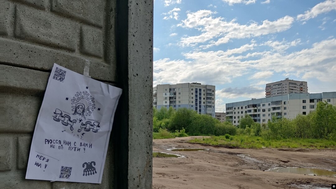 Одна из листовок, наклеенных в ходе акции "на мерянской земле". Фото предоставлены активистом движения Suur-Suomen Sotilaat. 