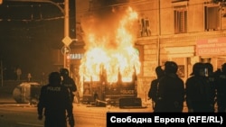 Горящ бус на полицията на бул. "Васил Левски" в София. Това се случи, след като протест на фенове срещу ръководството на БФС прерасна в тежки сблъсъци с полицията