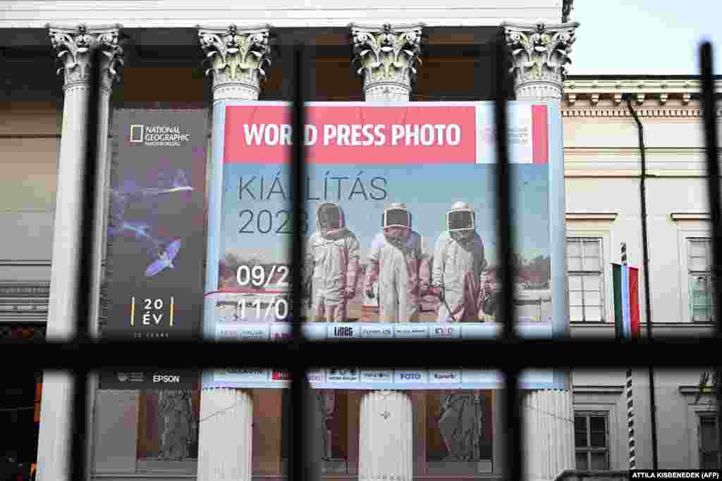 УНГАРИЈА -&nbsp;Унгарската влада денеска (6 ноември) го разреши директорот на Националниот музеј откако тој, наводно, дозволил лица помлади од 18 години да ја посетат изложбата &bdquo;Ворлд Прес Фото&#39; (World Press Photo) со ЛГБТ содржина и покрај законската забрана.