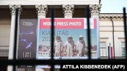 Plakat izložbe World Press Photo nalazi se u Narodnom muzeju u Budimpešti, Mađarska, 1. novembar 2023. 