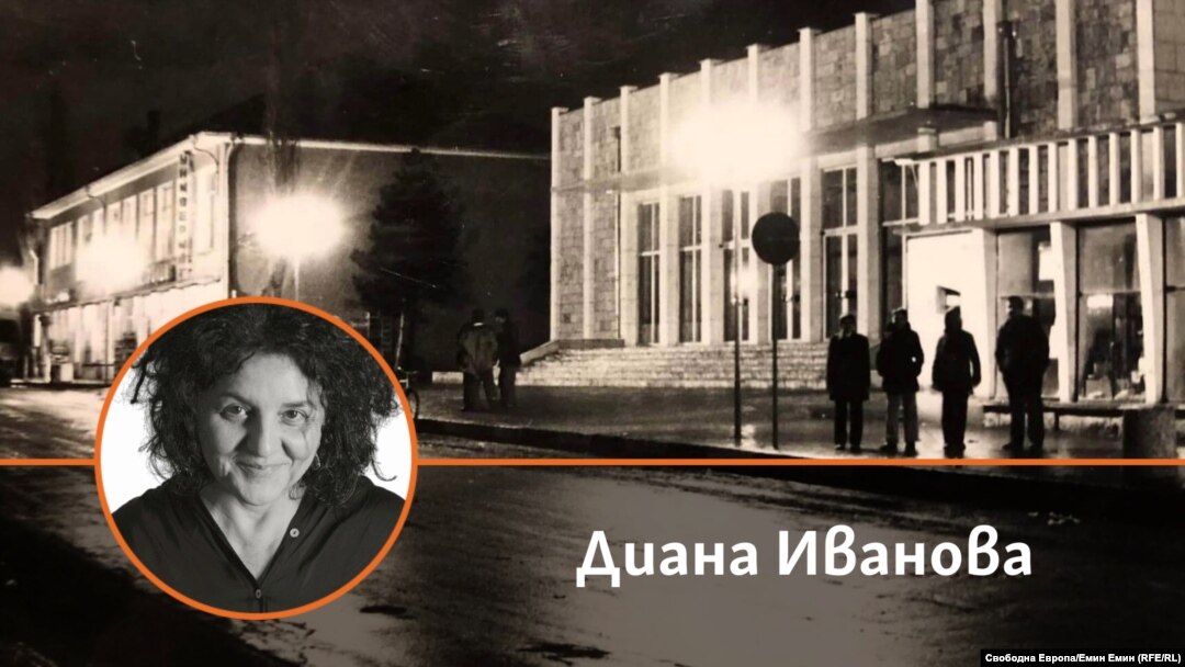 Диана Иванова на фона на историческа черно-бяла снимка от януари 1985 г. Тя отразява момента, в който комунистическите власти се готвят да сменят насила имената на българскитe турци от село Брестовене, Разградска област. Досега не е имало публикувани снимки от точно този период.