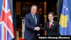 Британскиот министер за надворешни работи Дејвид Камерон и неговата косовска колешка Доника Гервала, Приштина, 4 јануари 2024