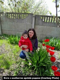 Вероніка Макаренко з Ольгою Макаренко в її день народження. 23 квітня 2022-го. Фото з особистих архівів родини