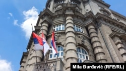 Flamujt në gjysmështizë të vendosur në ndërtesën e Qeverisë së Serbisë. 5 maj 2023.
