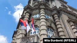 Zastave na pola koplja na zgradi Vlade Srbije. Beograd 5. Maj 2023.
