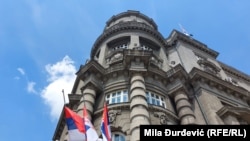 Zastave su spuštene na pola koplja na zgradi Vlade Srbije.