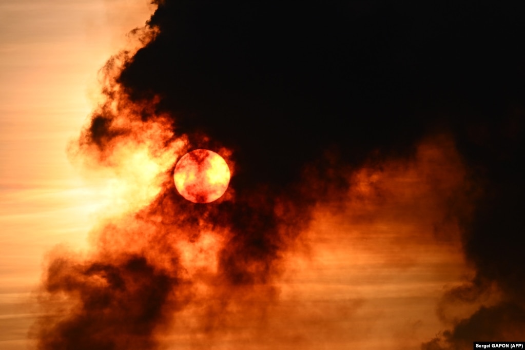 Fotografi e shkrepur në Keflavik që shfaq dielin mes tymit të dendur nga shpërthimi i vullkanit afër Grindavikut.