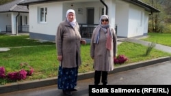 Nura Mustafić i Refija Hadžibulić zajedno žive u kući u Centru za stare osobe u Potočarima. Nemaju nijednog živog člana porodice koji su ubijeni u genocidu u Srebrenici 1995. godine.