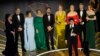 Христо Грозев (втори отляво надясно) наблюдава заедно с колегите си от екипа на филма и семейството на Алексей Навални речта на режисьора Даниел Роър по време на 95-ата церемония по връчването на наградите Оскар в Лос Анджелис.