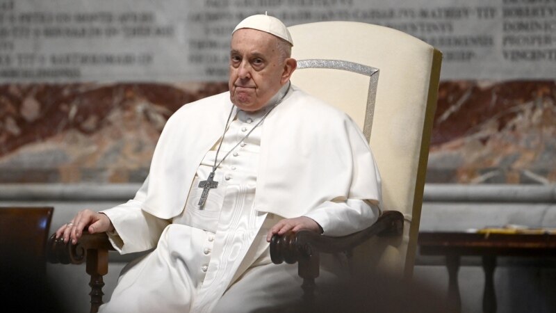 Папе Франциску провели урок колористики