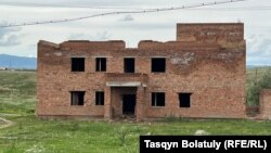 Полуразрушенное здание в Акбулаке, Восточно-Казахстанская область