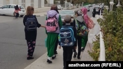 Okuwa barýan çagalar. 