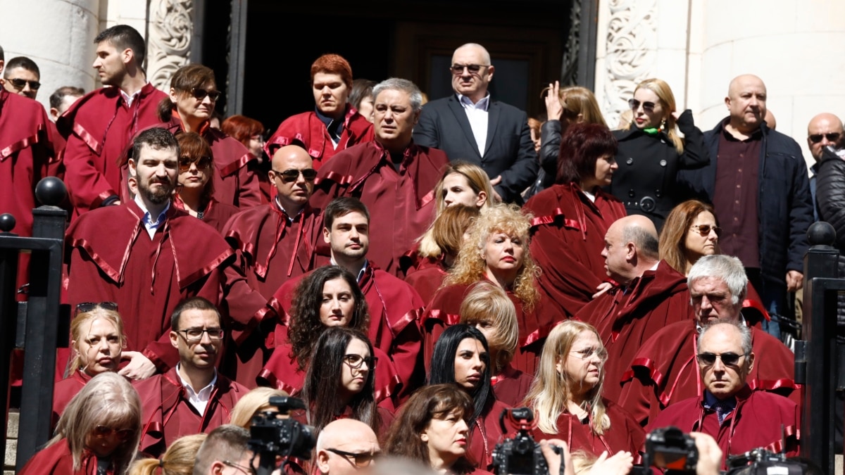 Прокурори от цялата страна излязоха на мълчаливи протести пред съдебните