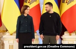 Președinta moldoveană, Maia Sandu, și omologul său ucrainean, Volodimir Zelenski, de vorbă la Kiev, pe 21 noiembrie 2023, înainte să afle decizia liderilor UE de a da undă verde negocierilor de aderare cu țările lor.